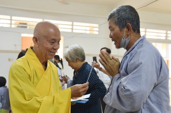 Hỗ trợ bệnh nhân ung bướu tham dự Khóa tu Niệm Phật một ngày