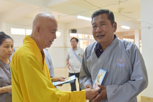 Hỗ trợ bệnh nhân ung bướu tham dự Khóa tu Niệm Phật một ngày