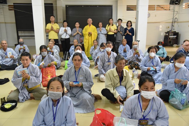 Hỗ trợ bệnh nhân ung bướu tham dự Khóa tu Niệm Phật một ngày