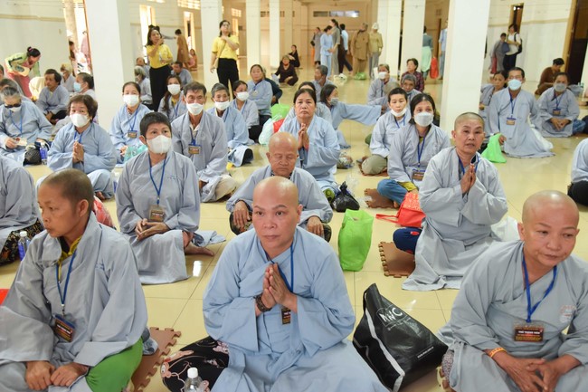 Hỗ trợ bệnh nhân ung bướu tham dự Khóa tu Niệm Phật một ngày