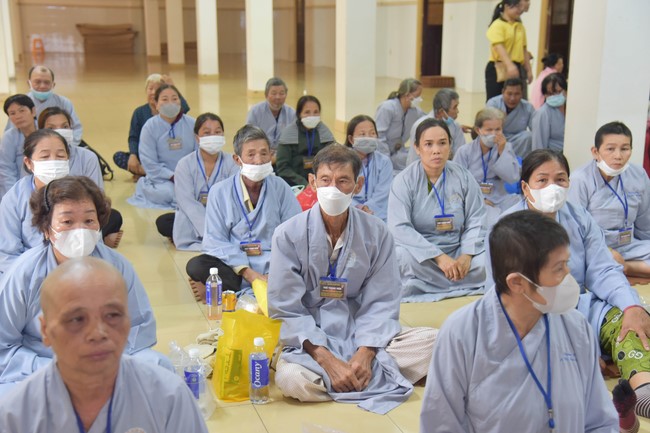 Hỗ trợ bệnh nhân ung bướu tham dự Khóa tu Niệm Phật một ngày