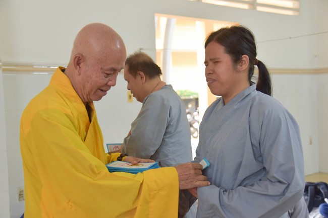 Hỗ trợ bệnh nhân ung bướu tham dự Khóa tu Niệm Phật một ngày