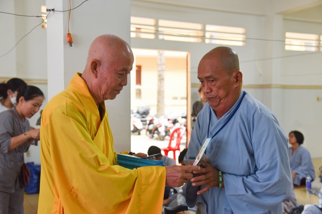 Hỗ trợ bệnh nhân ung bướu tham dự Khóa tu Niệm Phật một ngày