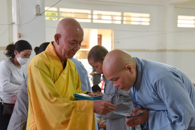 Hỗ trợ bệnh nhân ung bướu tham dự Khóa tu Niệm Phật một ngày