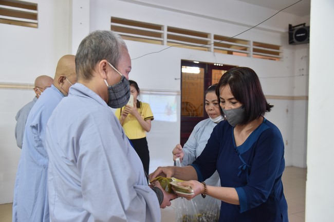 Hỗ trợ bệnh nhân ung bướu tham dự Khóa tu Niệm Phật một ngày