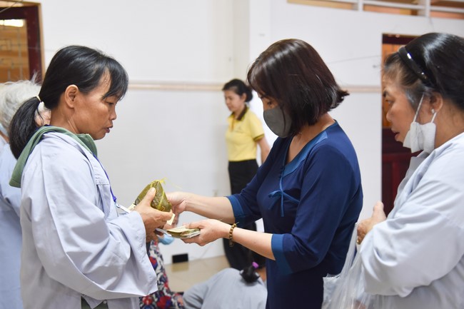 Hỗ trợ bệnh nhân ung bướu tham dự Khóa tu Niệm Phật một ngày