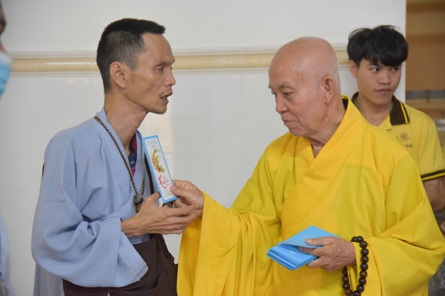 Hỗ trợ bệnh nhân ung bướu tham dự Khóa tu Niệm Phật một ngày