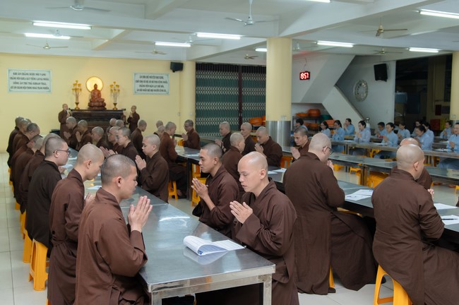 Chư Tăng và Phật tử ôn lại cuộc đời và đạo nghiệp Tổ khai sáng chùa Hoằng Pháp