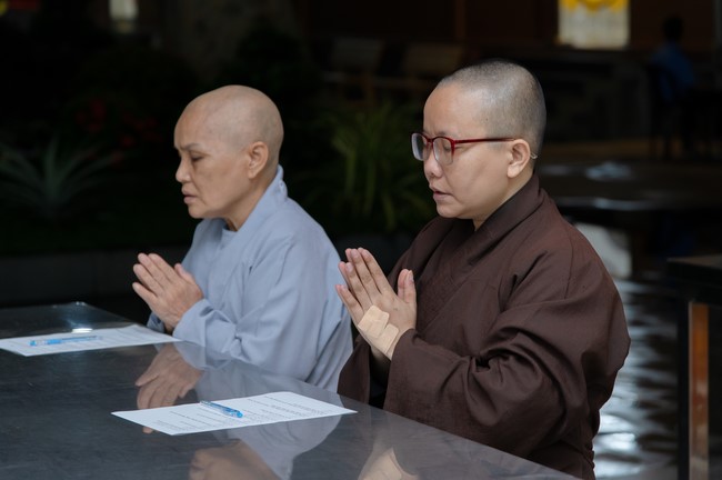 Chư Tăng và Phật tử ôn lại cuộc đời và đạo nghiệp Tổ khai sáng chùa Hoằng Pháp