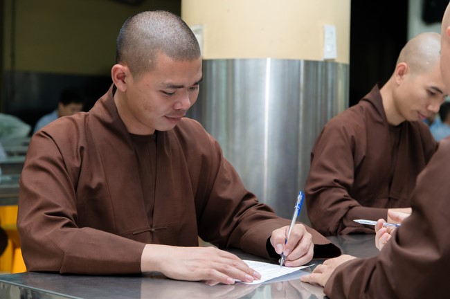 Chư Tăng và Phật tử ôn lại cuộc đời và đạo nghiệp Tổ khai sáng chùa Hoằng Pháp