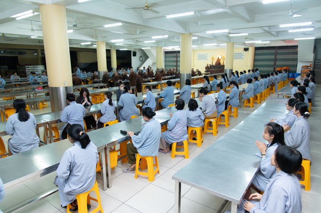 Chư Tăng và Phật tử ôn lại cuộc đời và đạo nghiệp Tổ khai sáng chùa Hoằng Pháp