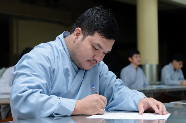 Chư Tăng và Phật tử ôn lại cuộc đời và đạo nghiệp Tổ khai sáng chùa Hoằng Pháp