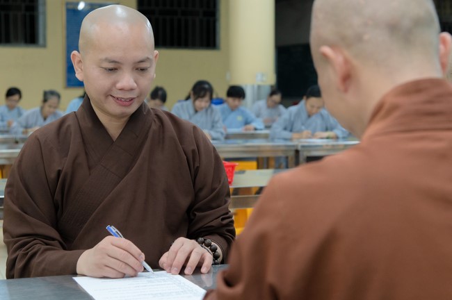 Chư Tăng và Phật tử ôn lại cuộc đời và đạo nghiệp Tổ khai sáng chùa Hoằng Pháp