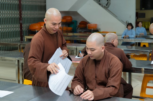 Chư Tăng và Phật tử ôn lại cuộc đời và đạo nghiệp Tổ khai sáng chùa Hoằng Pháp