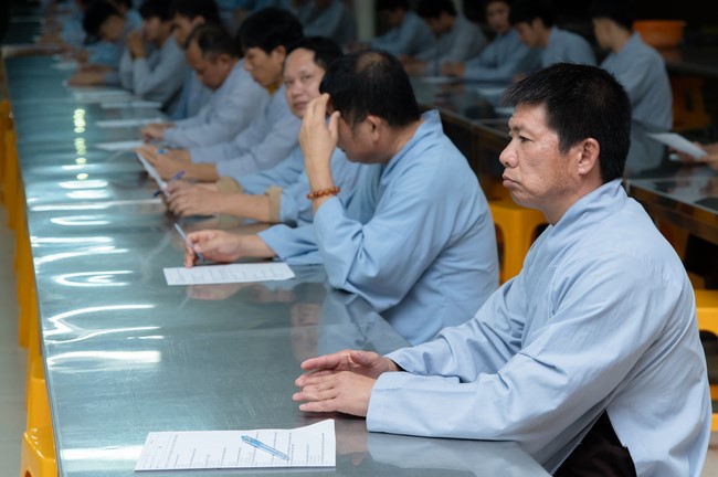 Chư Tăng và Phật tử ôn lại cuộc đời và đạo nghiệp Tổ khai sáng chùa Hoằng Pháp