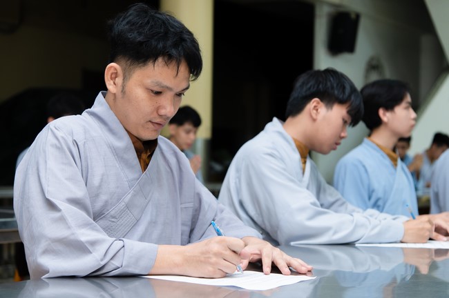 Chư Tăng và Phật tử ôn lại cuộc đời và đạo nghiệp Tổ khai sáng chùa Hoằng Pháp