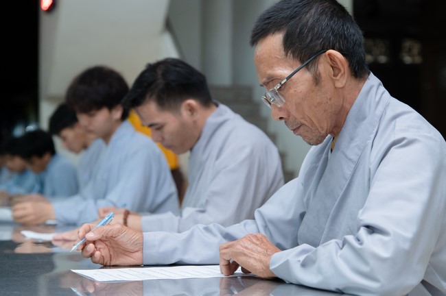 Chư Tăng và Phật tử ôn lại cuộc đời và đạo nghiệp Tổ khai sáng chùa Hoằng Pháp