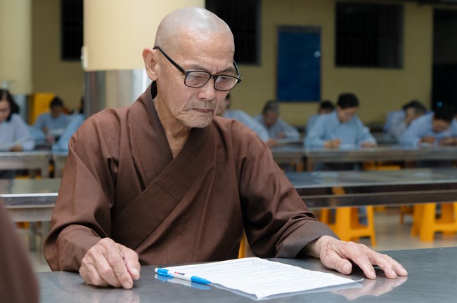 Chư Tăng và Phật tử ôn lại cuộc đời và đạo nghiệp Tổ khai sáng chùa Hoằng Pháp