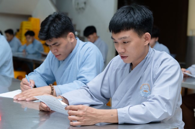 Chư Tăng và Phật tử ôn lại cuộc đời và đạo nghiệp Tổ khai sáng chùa Hoằng Pháp