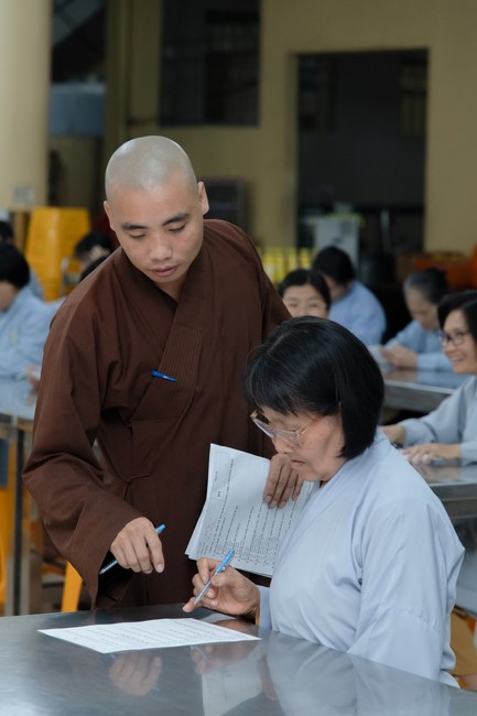 Chư Tăng và Phật tử ôn lại cuộc đời và đạo nghiệp Tổ khai sáng chùa Hoằng Pháp