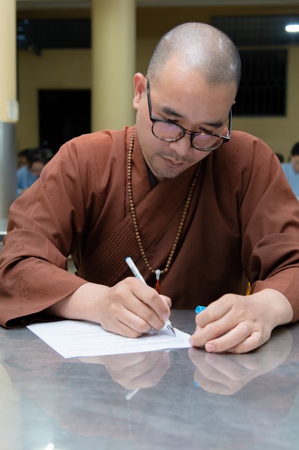 Chư Tăng và Phật tử ôn lại cuộc đời và đạo nghiệp Tổ khai sáng chùa Hoằng Pháp