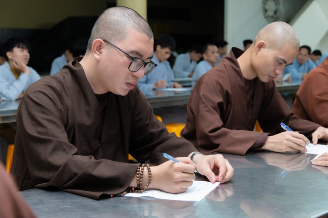 Chư Tăng và Phật tử ôn lại cuộc đời và đạo nghiệp Tổ khai sáng chùa Hoằng Pháp