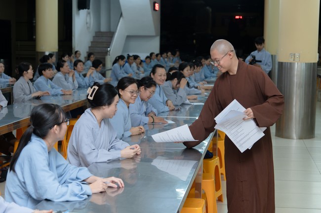 Chư Tăng và Phật tử ôn lại cuộc đời và đạo nghiệp Tổ khai sáng chùa Hoằng Pháp