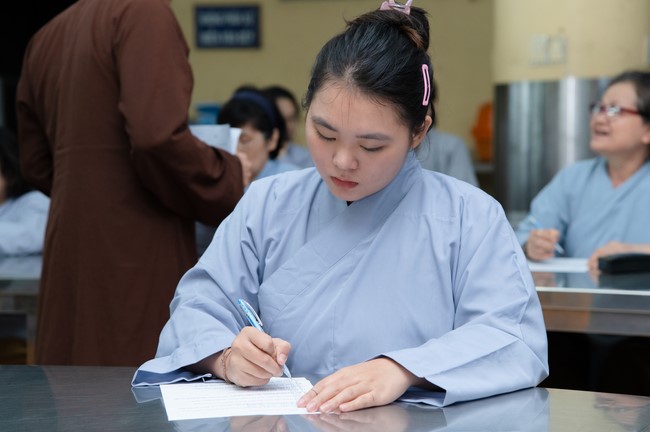 Chư Tăng và Phật tử ôn lại cuộc đời và đạo nghiệp Tổ khai sáng chùa Hoằng Pháp