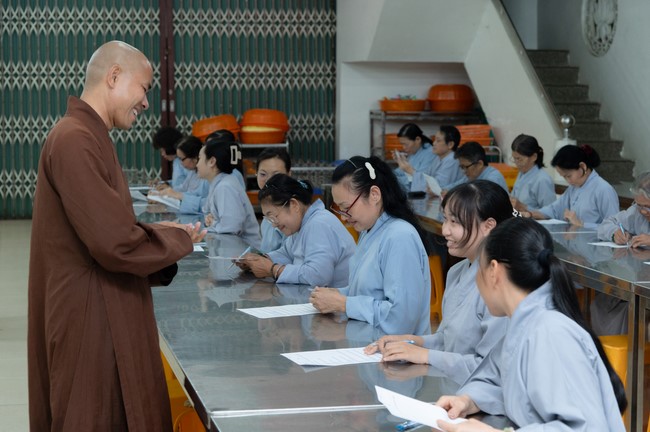 Chư Tăng và Phật tử ôn lại cuộc đời và đạo nghiệp Tổ khai sáng chùa Hoằng Pháp