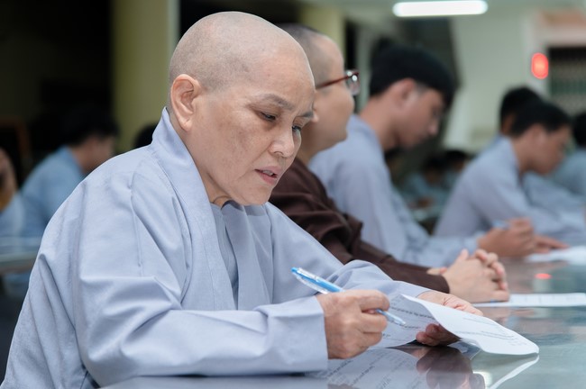 Chư Tăng và Phật tử ôn lại cuộc đời và đạo nghiệp Tổ khai sáng chùa Hoằng Pháp