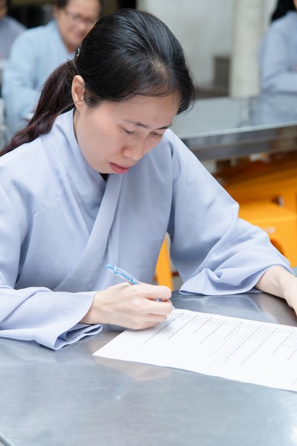 Chư Tăng và Phật tử ôn lại cuộc đời và đạo nghiệp Tổ khai sáng chùa Hoằng Pháp