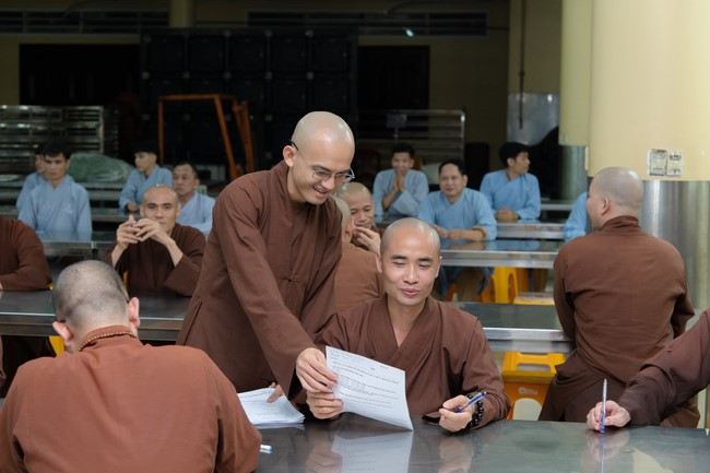 Chư Tăng và Phật tử ôn lại cuộc đời và đạo nghiệp Tổ khai sáng chùa Hoằng Pháp