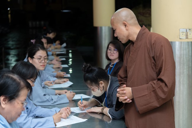 Chư Tăng và Phật tử ôn lại cuộc đời và đạo nghiệp Tổ khai sáng chùa Hoằng Pháp