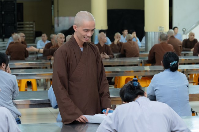 Chư Tăng và Phật tử ôn lại cuộc đời và đạo nghiệp Tổ khai sáng chùa Hoằng Pháp