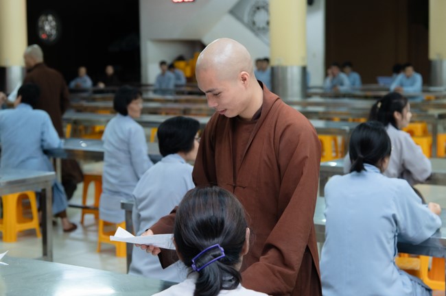 Chư Tăng và Phật tử ôn lại cuộc đời và đạo nghiệp Tổ khai sáng chùa Hoằng Pháp