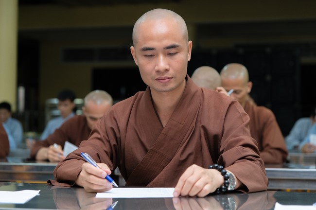 Chư Tăng và Phật tử ôn lại cuộc đời và đạo nghiệp Tổ khai sáng chùa Hoằng Pháp