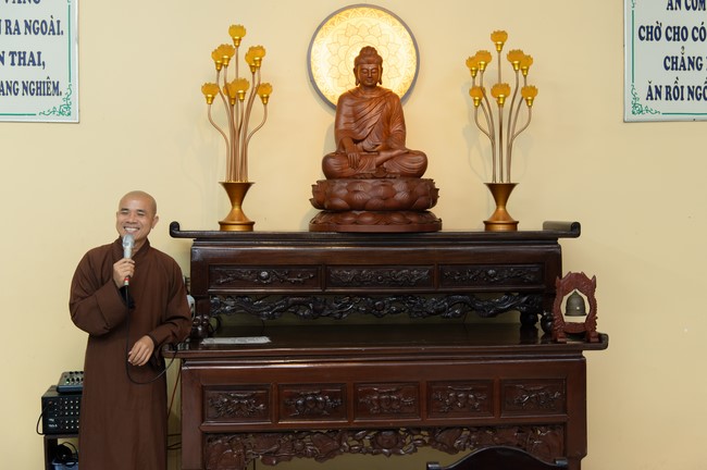 Chư Tăng và Phật tử ôn lại cuộc đời và đạo nghiệp Tổ khai sáng chùa Hoằng Pháp