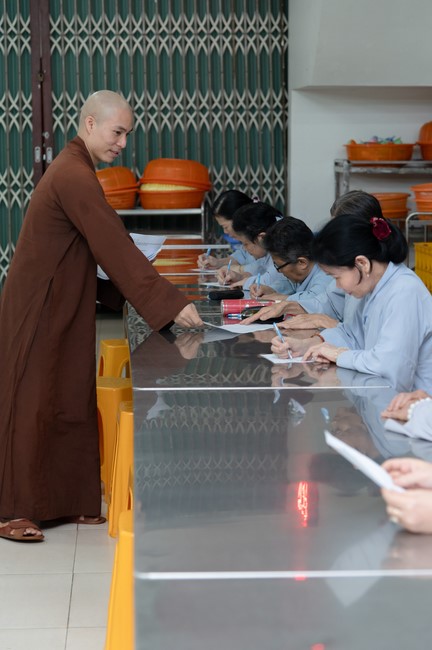 Chư Tăng và Phật tử ôn lại cuộc đời và đạo nghiệp Tổ khai sáng chùa Hoằng Pháp