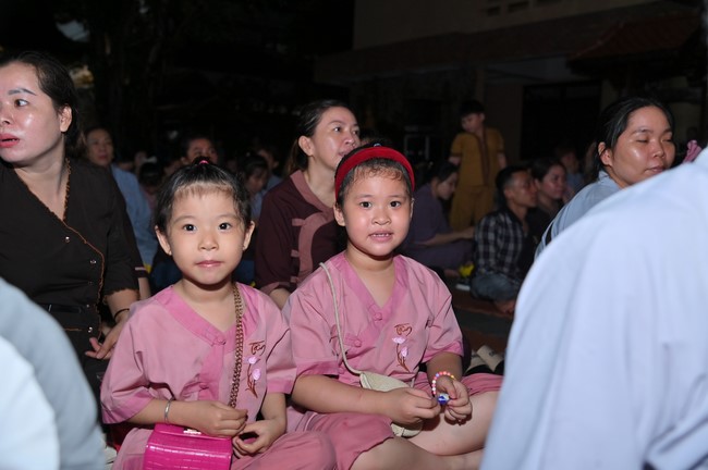 Lantern Candle Lighting Ceremony to commemorate the ordination of Bodhisattva Avalokiteśvara