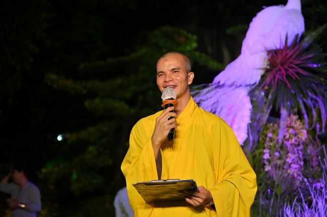 Lantern Candle Lighting Ceremony to commemorate the ordination of Bodhisattva Avalokiteśvara