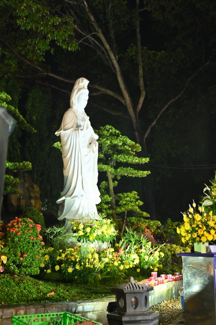 Lantern Candle Lighting Ceremony to commemorate the ordination of Bodhisattva Avalokiteśvara