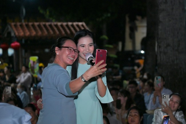Lantern Candle Lighting Ceremony to commemorate the ordination of Bodhisattva Avalokiteśvara