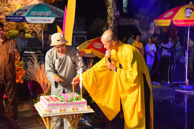 Lantern Candle Lighting Ceremony to commemorate the ordination of Bodhisattva Avalokiteśvara
