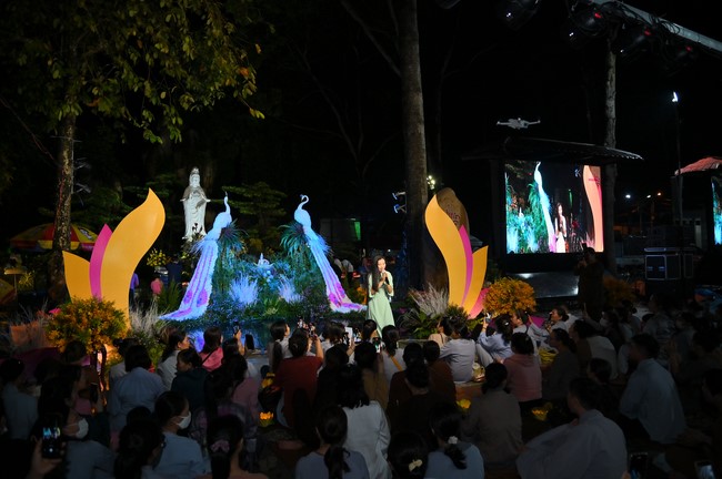 Lantern Candle Lighting Ceremony to commemorate the ordination of Bodhisattva Avalokiteśvara