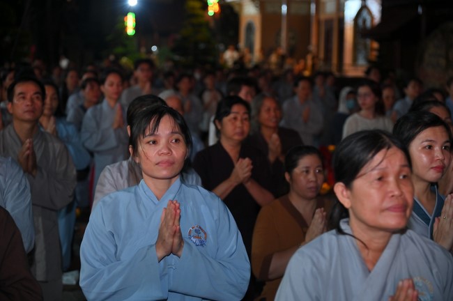 Lantern Candle Lighting Ceremony to commemorate the ordination of Bodhisattva Avalokiteśvara