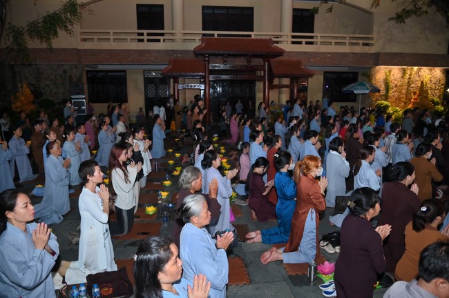 Lantern Candle Lighting Ceremony to commemorate the ordination of Bodhisattva Avalokiteśvara