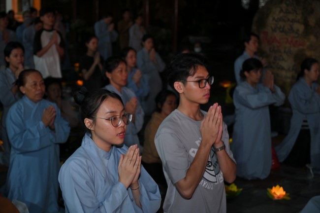 Lantern Candle Lighting Ceremony to commemorate the ordination of Bodhisattva Avalokiteśvara