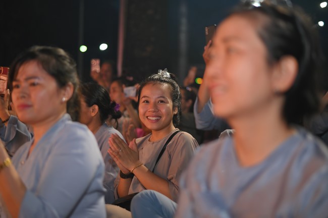 Lantern Candle Lighting Ceremony to commemorate the ordination of Bodhisattva Avalokiteśvara