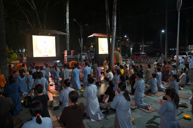 Lantern Candle Lighting Ceremony to commemorate the ordination of Bodhisattva Avalokiteśvara