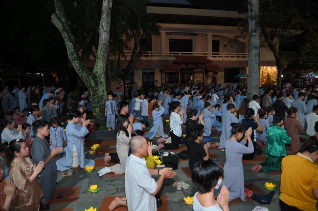 Lantern Candle Lighting Ceremony to commemorate the ordination of Bodhisattva Avalokiteśvara